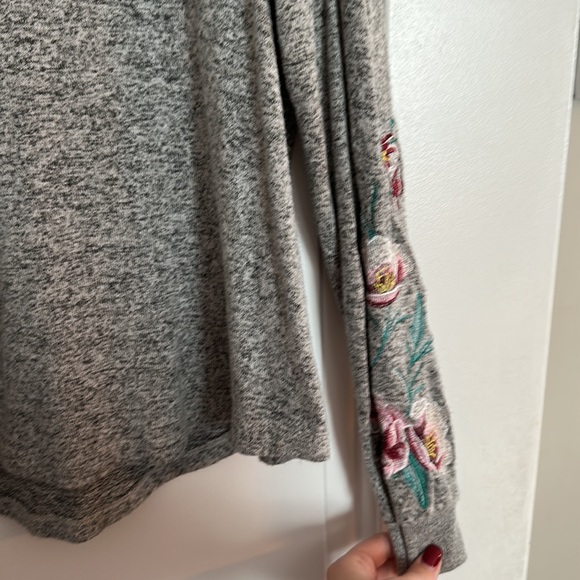 Alya | Open Shoulder Embroidered Top - Picture 4 of 7